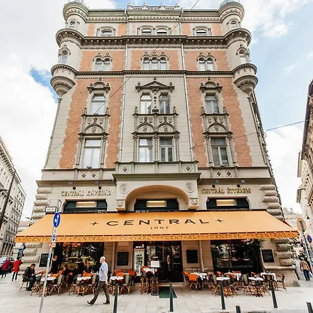 Апартаменты Romantic Hideaway Centertown *