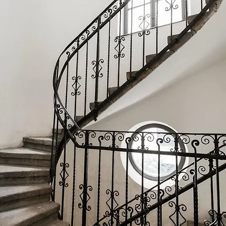 Апартаменты Romantic Hideaway Centertown