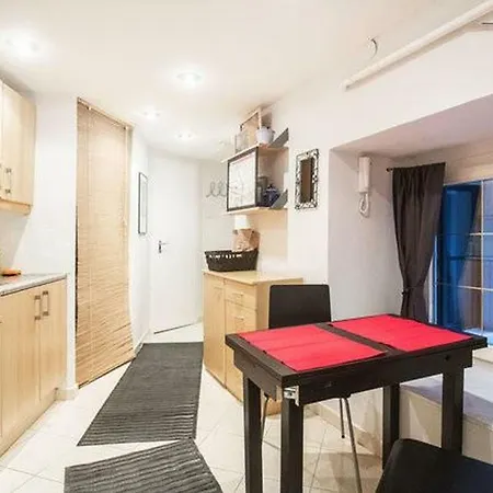 Апартаменты Romantic Hideaway Centertown